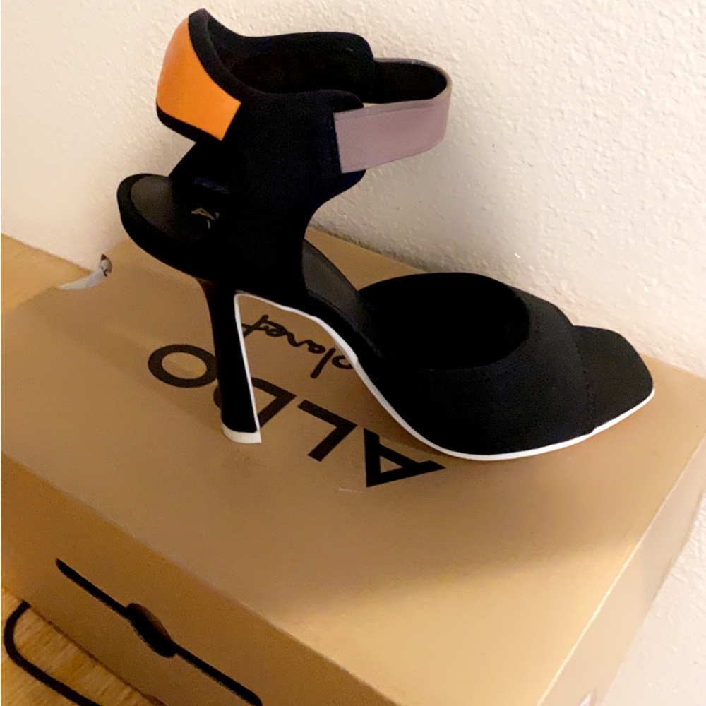 Black heel with white bottom